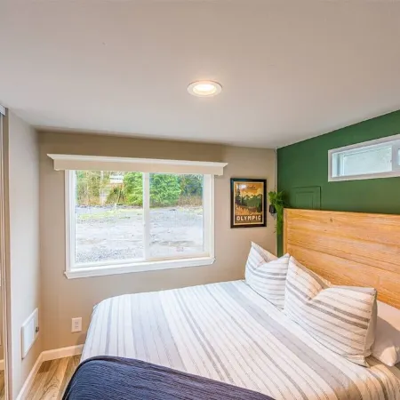 Rainforest Tiny Home Retreat: Rustic Modern