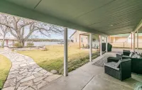 Waterfront Lake House. Sunsets!! Dogs Welcome, Stocked Kitchen, King Bed! - 4 tähden