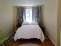 Family Home, walk to Downtown Overland Park!