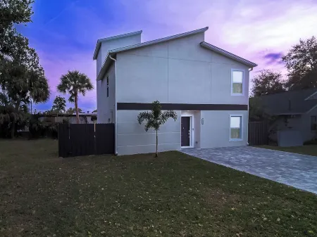 New Home: Rooftop Seating - Grill - Pets - Sleeps 10