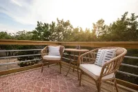 Couple's 2nd Story Lake House Retreat! - Pet Friendly, SUP Boards + Kayaks -