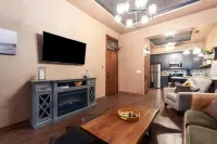 The Sunflower Loft is located 1 block from Old Town in a 2 story brick building. 위치타 호텔