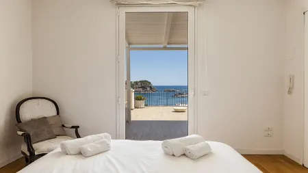 Lachea Seaview Penthouse - Short Lets Отели в г. Ачи-Кастелло