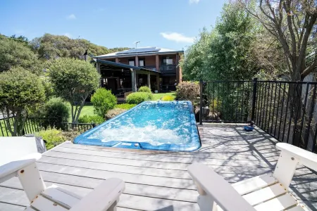 Luxurious multi-family retreat by the surf