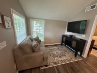 Charming 1-bedroom house with river view in Henderson.
