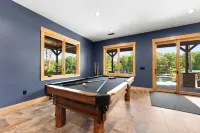 Black Bear & Blue Heron by Avantstay 2 Lakefront Homes, Sleeps 43 Pool, Dock, Theater