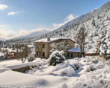 Menalia Villas & Suites KTIMA KOUMPOURI トリポリスのホテル