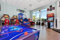 Upstay Theme Rooms and Arcade Games Plus Private Pool - شرفة