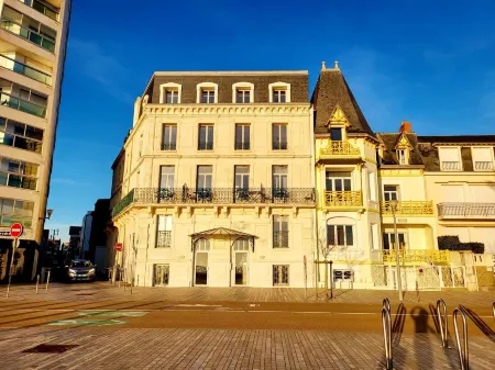 La Résidence de la Plage Отели рядом с достопримечательностью «Quartier de l'Ile de Penotte»