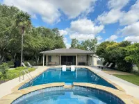 Live Oaks Bed and Breakfast Hotels in Uvalde