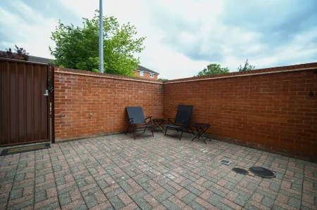 Fennec Apartments Отели рядом с достопримечательностью «TWI Ltd»