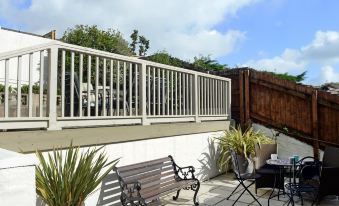 Valley Retreat - Peaceful Location, Walk to Beach, Parking