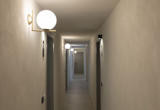 [돔 숙소 내부 넓은 공간 이미지]