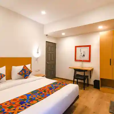 FabHotel Sayeeda International - 600m from Park Circus 7 Point Rooms