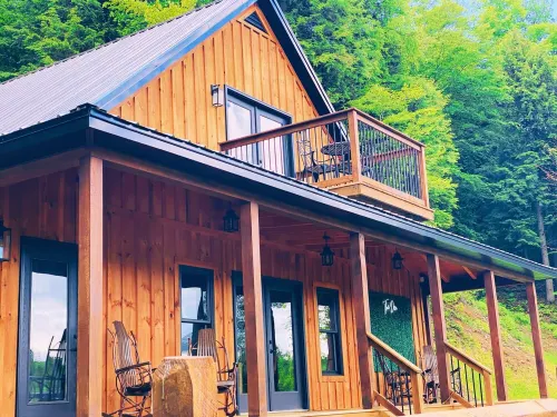 Luxury cabin on private drive. Fall foliage at its finest, waterfront access.
