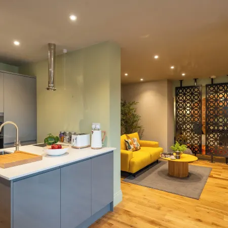 Commandery Vaults - Luxury Apartment in City Centre with Sky TV