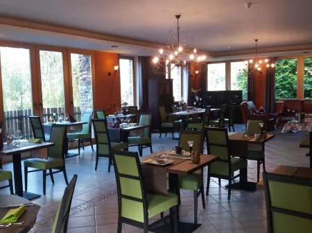 Charming Cottage with Pool in Houffalize