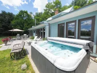 Luxury Berkshire Retreat with Pool and Hot Tub and Sleeps 18 - Villas