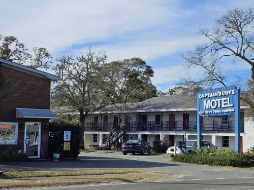 Captain's Cove Motel Hotels in Smithville