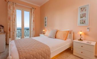 Villa Elizabeth - Seafront Classic Villa!