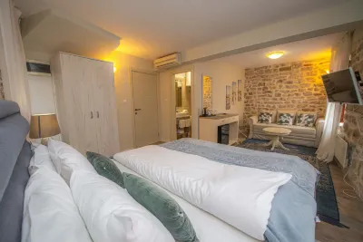 Antika Guesthouse Hotels near Dukley Art Center