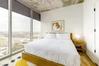 Luxe Rainey St High Rise - Heated Pool - Gym - Atx