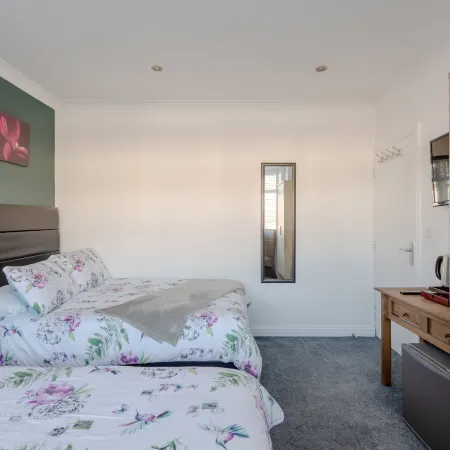 Apple House Wembley - Family Room with Shared Bathroom