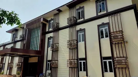 Royal Crown Hotel Отели в г. Kamayut