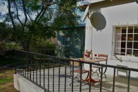 Wild Olive Cottage for 2 People in Wonderful Garden! Hotels in Krugersdorp
