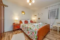 Holiday Home Stone Wall - parking