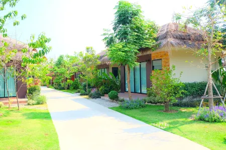 Papa's Home and Rabbit Café Отели рядом с достопримечательностью «Wat Phra That Si Chom Thong Worawihan»