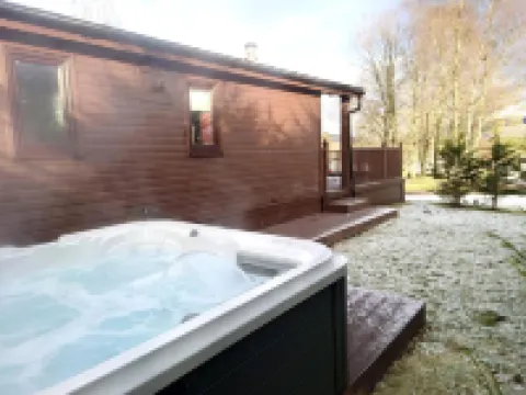 Stunning 4-Bedroom Cabin with Hot Tub in Beattock!