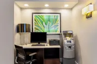 La Quinta Inn & Suites by Wyndham Orlando Airport North - business