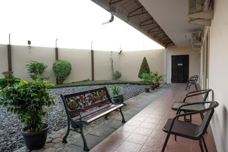 RedDoorz Near Gor Satria 3