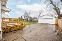 Cozy, Convenient Getaway 3Bd2Ba dog-friendly home in wonderful Akron, OH