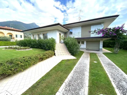 "Lake House" Charming Villa just 50 meters from the lake and sandy beach