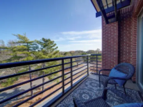 Luxury 2Bed w/ Amazing Views Hotels in Cornelius
