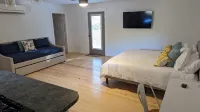 Adorable Studio Apartment with Patio 레그 몰 공원 주변 호텔