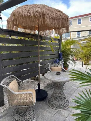 SIESTA KEY, BLUE ROMANTIC DREAM! 100 FEET TO THE  BEACH! Hotels near Crescent Beach