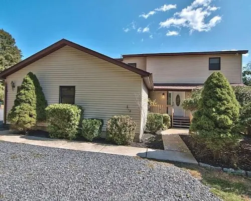 Big and Spacious 4 bed, 4 bath near Camelback. HOT TUB, PRIVATE OUTDOOR POOL Hotels in Hamilton Township