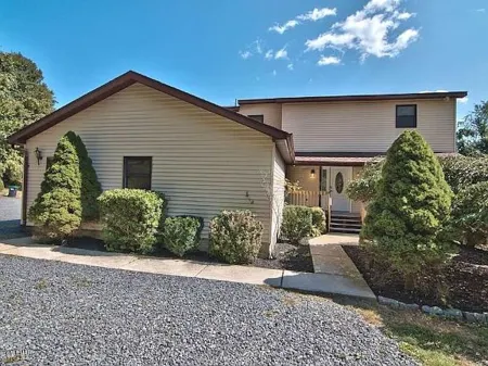 Big and Spacious 4 bed, 4 bath near Camelback. HOT TUB, PRIVATE OUTDOOR POOL