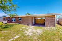 Quiet and relaxing home with full kitchen, patio, Pack-N-Play, & beach access Hotel di Lower Grand Lagoon