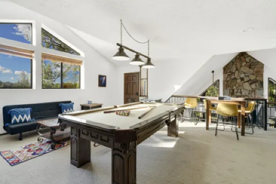 Hot Tub, Game Room and Multiple Fireplaces - Stunning Retreat