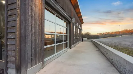 Luxury Retreat with Scenic Views and Cozy Design - Serene Getaway