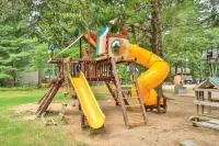 Stunning Lakefront Retreat - Luxury Cottage with Deck