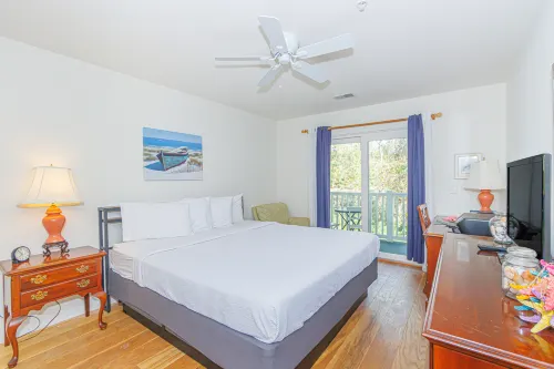 Community Pool and Jacuzzi with Modern Conveniences - Beautiful Oasis Hotels in Carolina Forest