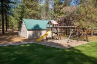 Spacious Outdoor Sports Court and Cozy Family Room - Inviting Mountain Retreat