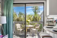 Beach Rd, 300ft to Beach Access & 500ft to Siesta Key Village, Studio Hotels in Siesta Key