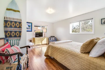 Home with spacious backyard, wood stove, W/D & free WiFi - short drive to beach Отели рядом с достопримечательностью «Уэстпарк Маритайм Музеум»