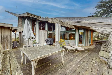 Elk Mid-Century - Guest House Отели рядом с достопримечательностью «Наварро Пойнт Презерв энд Синик Трейл»